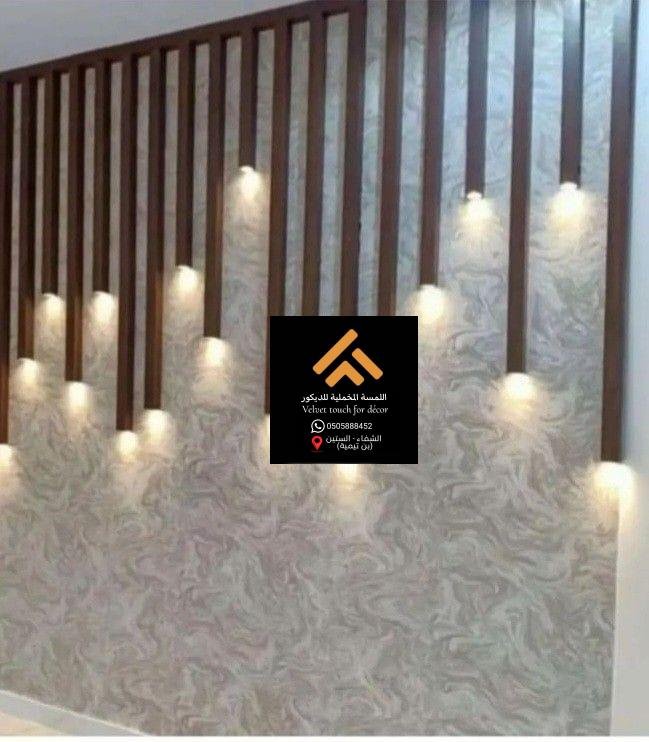 تصميم جدار داخلي عصري بألوان فاتحة ونقوش هندسية ناعمة.