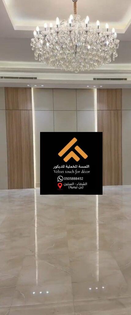 جدار داخلي ثلاثي الأبعاد بتفاصيل هندسية حديثة.