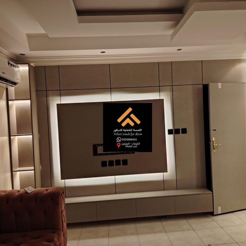 تصميم جدار تلفزيون بإضاءة جانبية