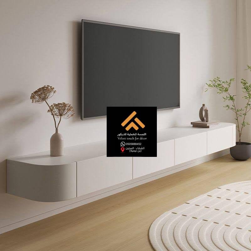 تصميم جدار تلفزيون مودرن بخطوط هندسية ولمسات خشبية فاخرة.
