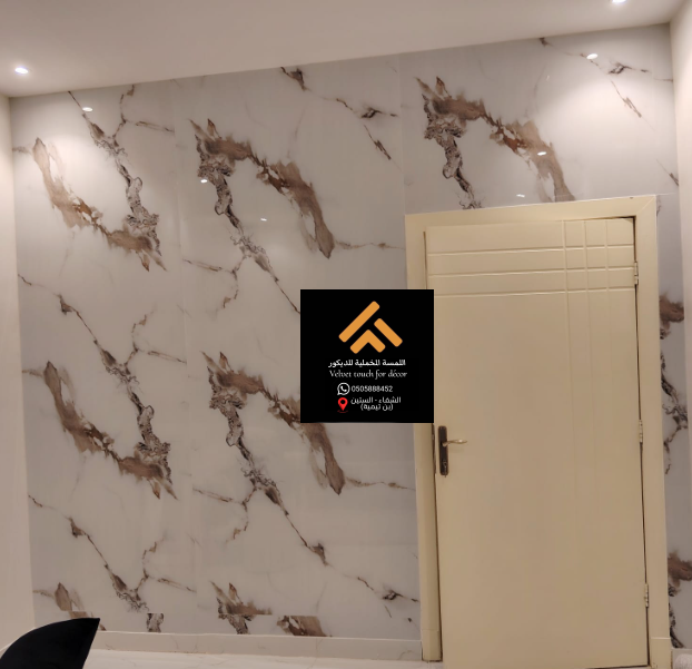 جدار داخلي بتصميم رخامي فاخر يضفي لمسة فخمة على الصالة.