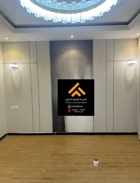 ديكور جدار داخلي بإضاءة LED تعزز المظهر العصري للمكان.