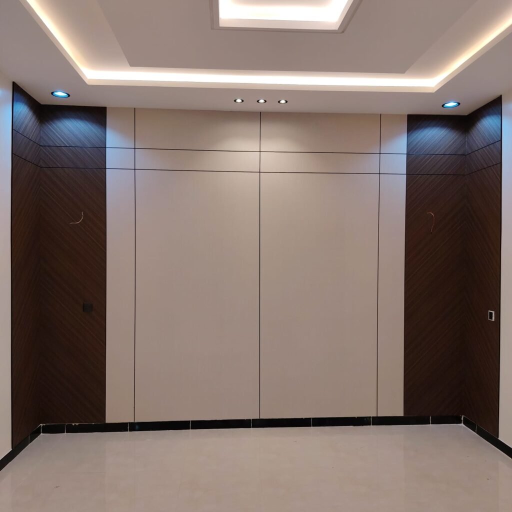 ديكور سقف بسيط بألوان هادئة وتصميم ناعم