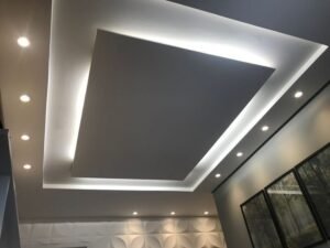 ديكور سقف، جبس بورد، تصميم سقف صالة، إضاءة مخفية، سقف مودرن